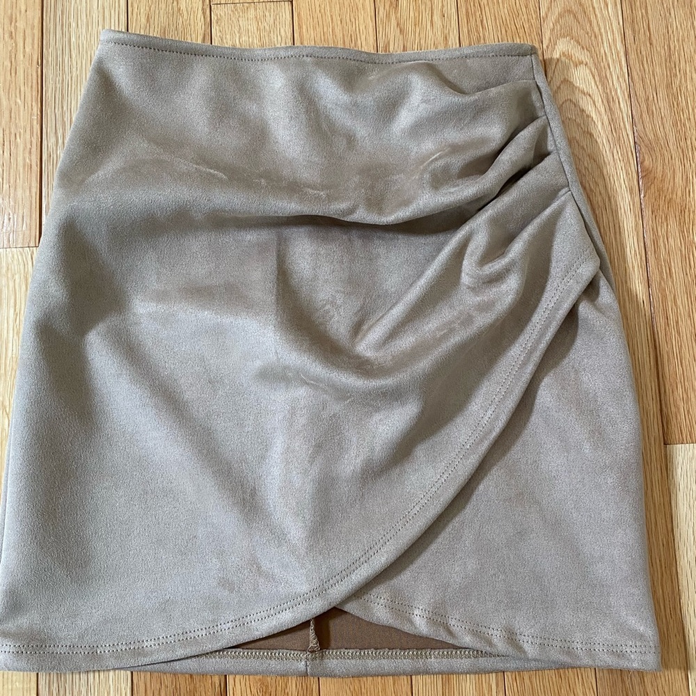 Windsor faux suede taupe brown skirt, NWOT, never worn size XS